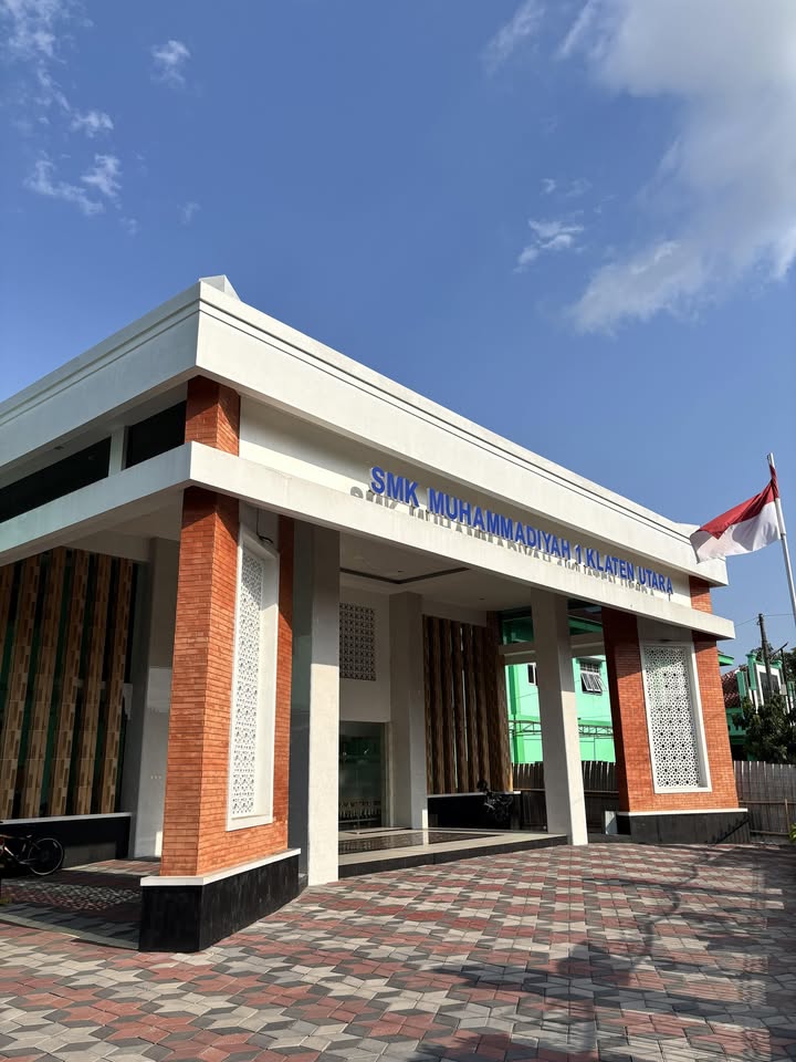Gedung dan halaman sekolah SMK Muhammadiyah 1 Klaten Utara